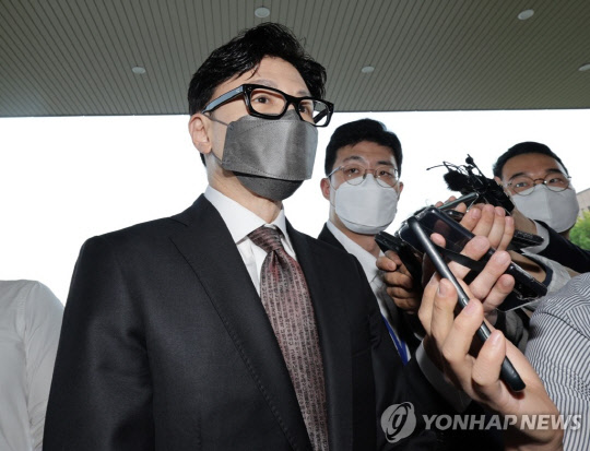 한동훈 법무부 장관이 17일 정부과천청사에서 열린 취임식 참석을 위해 법무부 청사로 들어서고 있다.<연합뉴스>